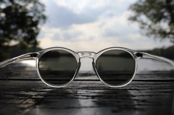 Gyönyörű Felett Egy Napszemüveg Felett — Stock Fotó