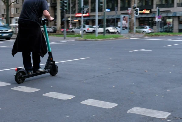 ドイツ デュッセルドルフ 2019年7月24日 ドイツのEモビリティ 電動スクーターを試してみるデュッセルドルフの住民 — ストック写真