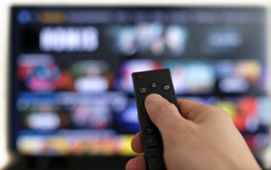 Uzaktan kumanda: TV şovu izlerken alem yapmak
