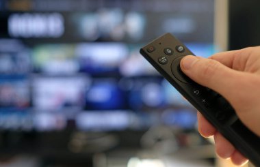 Uzaktan kumanda: TV şovu izlerken alem yapmak