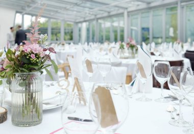 Çiçekli ve şarap kadehli masalar yaptım. 