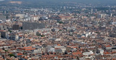 Marsilya 'yı gökyüzünde kirlilik olan bir tepeden izle.