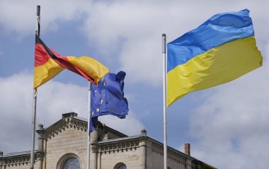 Ukrayna, Almanya ve AB bayrakları rüzgarda dalgalanıyor