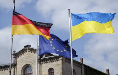 Ukrayna, Almanya ve AB bayrakları rüzgarda dalgalanıyor