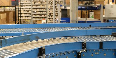 Bir lojistik ve dağıtım deposunda.