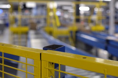 Bir lojistik ve dağıtım deposunda.