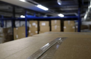 Lojistik ve dağıtım merkezindeki pakete seçmeli olarak odaklan