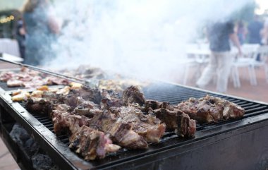 Üzerinde bir sürü et olan ızgara ızgara yemek.