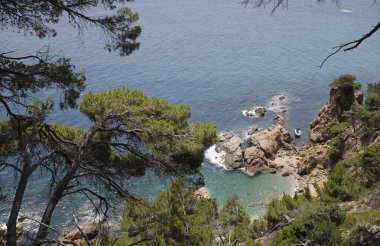İspanya 'nın Lloret de Mar yakınlarındaki Costa Brava kıyı şeridi boyunca güzel bir manzara.