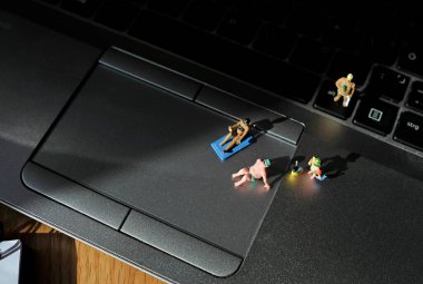 İş hayatı dengesi, çalışma ya da dijital detoks - küçük tatilciler bir dizüstü bilgisayarda öğleden sonra güneşinin tadını çıkarıyorlar