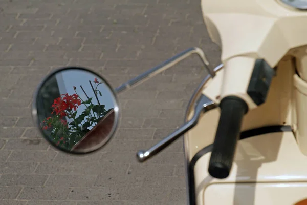 오토바이 거울에 — 스톡 사진