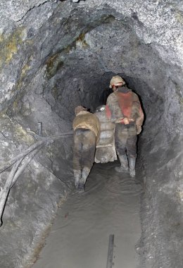Potosi, Bolivya 08 Haziran 2019: Madenciler Cerro Rico 'daki tehlikeli derecede dengesiz bir maden kuyusunda yürüyorlar.