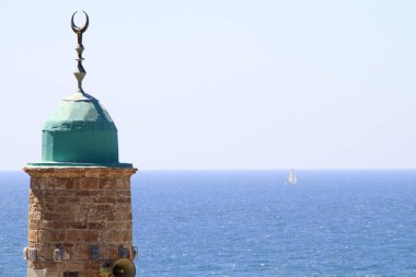 Güneşli bir günde Tel Aviv okyanus manzarası