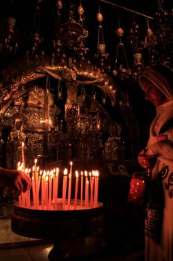 Kudüs, İsrail - 12 Temmuz 2019: Bir dişi hacı Golgotha sunağında dua ediyor.