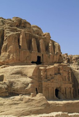 Öğlen saatlerinde Ürdün Petra 'daki Obelisk mezarı.