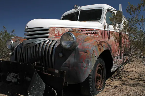 12 Haziran 2019 - Ölüm Vadisi, Kaliforniya: Ölüm Vadisi çölünün ortasında terk edilmiş paslı bir minibüs yatıyor