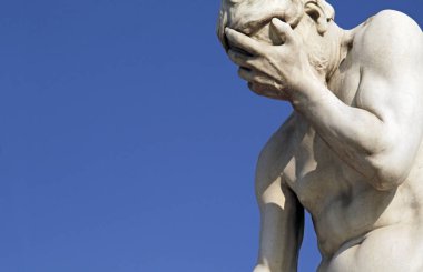 Yüz bakımı: Utanç, üzüntü, depresyon. Kafası havada heykel