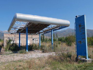 Kırgızistan 'da terk edilmiş bir benzin istasyonu.