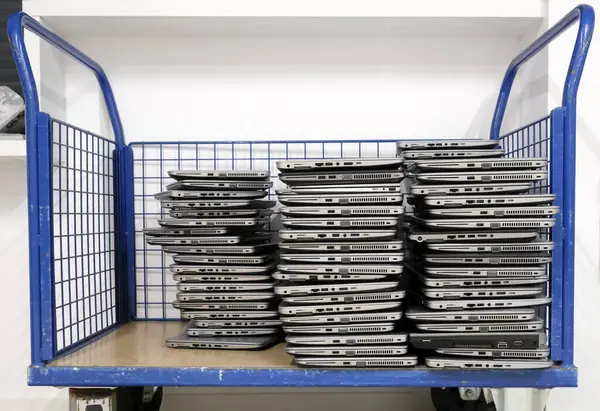 Çöpe atılmış büyük dizüstü bilgisayarlar, tramvayda dizüstü bilgisayarlar.