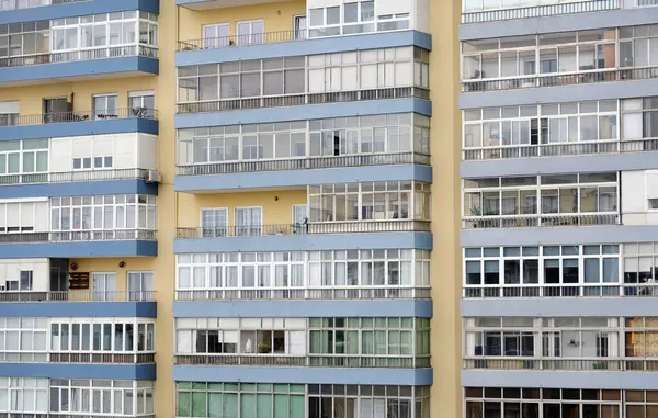 Lizbon, Portekiz 'de nüfusun yoğun olduğu bir bölgede dış yapı inşa ediliyor.