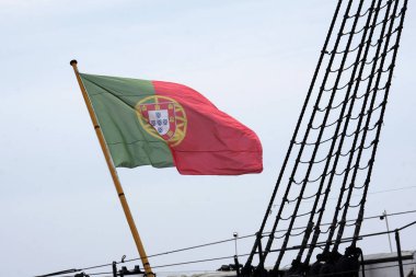 Lizbon 'da bir gemide dalgalanan Portekiz bayrağı