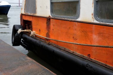 Lizbon, Portekiz 'deki eski paslı feribot.