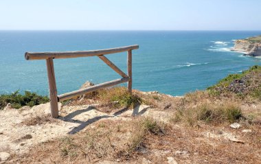 Portekiz, Ericeira sahilinde küçük ahşap çitler.