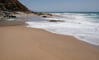 Ericeira, Portekiz yakınlarındaki boş plaj.
