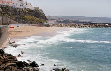 Portekiz, Ericeira sahiline dalgalar geliyor.