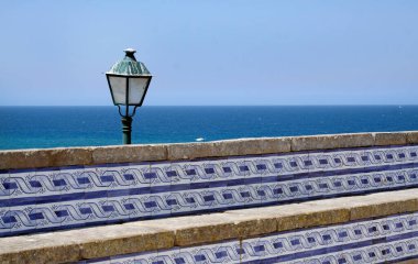 Ericeira, Portekiz 'de okyanus manzaralı kıyı yolu.
