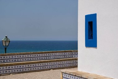 Ericeira, Portekiz 'de okyanus manzaralı kıyı yolu.