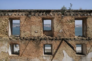 Altı pencereli terk edilmiş bir binanın duvarı Lizbon, Portekiz manzaralı.