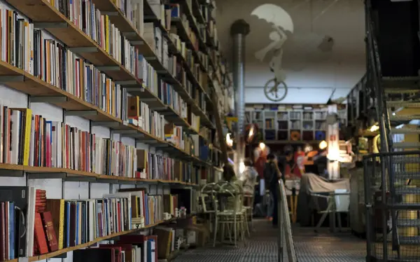Lisszabon Portugália 2023 Május Könyvsorok Egy Régi Lisszaboni Könyvesboltban — Stock Fotó
