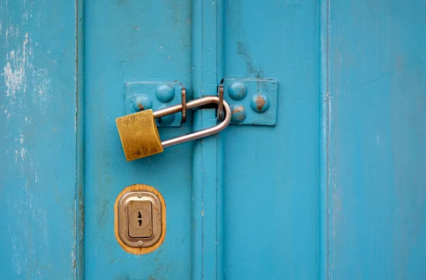 Turquoise Wooden Door Padlock — Stock Photo, Image