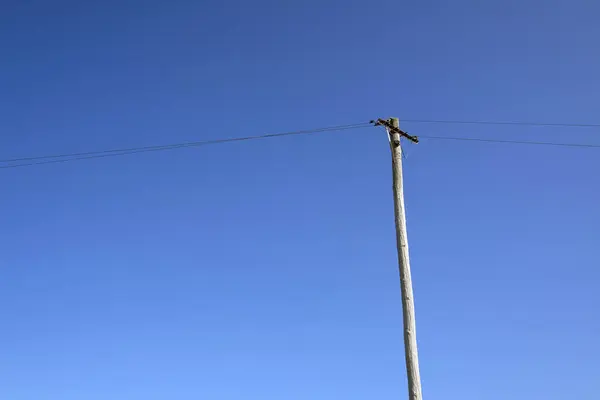 Linia Energetyczna Drewniany Słup Przed Błękitnym Niebem — Zdjęcie stockowe