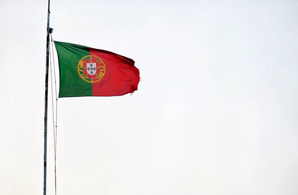 澄んだ空に向かって風になびくポルトガル国旗 — ストック写真
