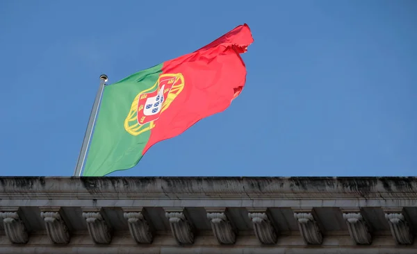 Bandeira Portuguesa Acenando Vento Contra Céu Limpo — Fotografia de Stock