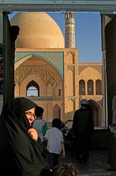 Kashan Iran April 2019 Een Vrouw Hijab Betreedt Het Gebied — Stockfoto