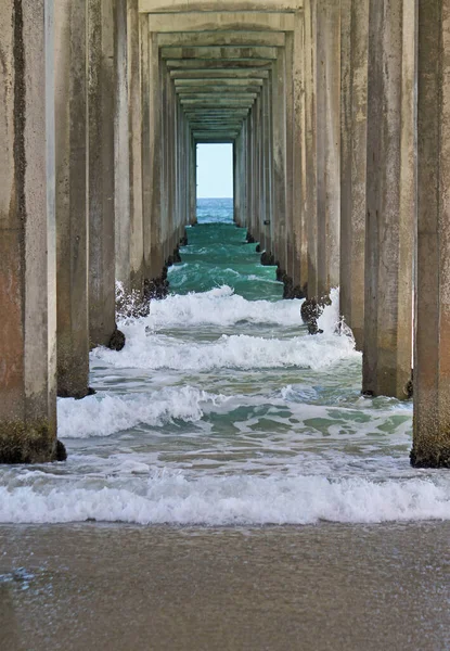 Пирсом Скриппс Бич Сан Диего Приходящими Волнами — стоковое фото