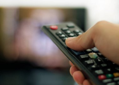 Uzaktan kumanda ve ekran - en sevilen TV dizisini izleme çılgınlığı