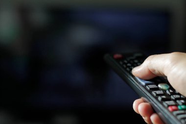 Uzaktan kumandayı tutan bir TV dizisini izliyordum.