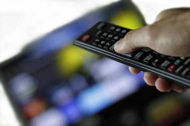 Uzaktan kumandayı tutan bir TV dizisini izliyordum.