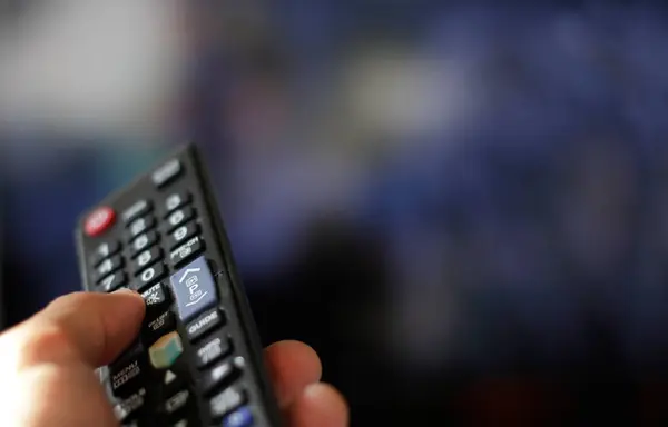 Uzaktan kumandayı tutan bir TV dizisini izliyordum.