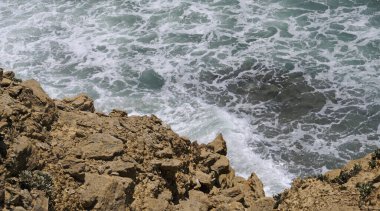 Portekiz, Ericeira sahiline gelen dalgalara bakıyorum.
