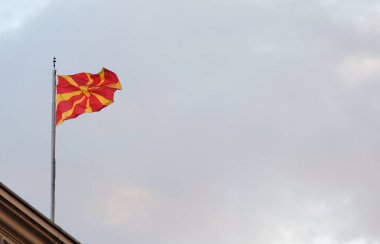 Kuzey Makedonya 'nın ulusal bayrağı Üsküp' te rüzgarda dalgalanıyor