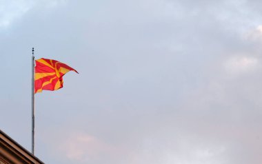 Kuzey Makedonya 'nın ulusal bayrağı Üsküp' te rüzgarda dalgalanıyor