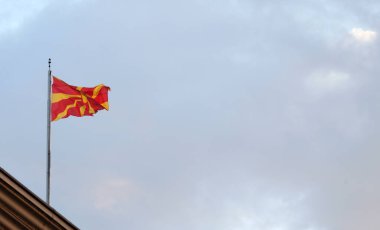 Kuzey Makedonya 'nın ulusal bayrağı Üsküp' te rüzgarda dalgalanıyor