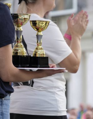 Kazananlara teslim edilmeden önce bir maratonda kupalar.