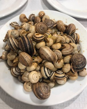 Portekiz, Lizbon 'da bir restoranda küçük salyangozlarla dolu bir tabak.