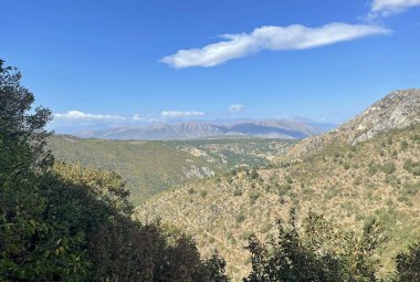 Kuzey Makedonya 'daki Matka Kanyonu çevresindeki güzel manzaralar